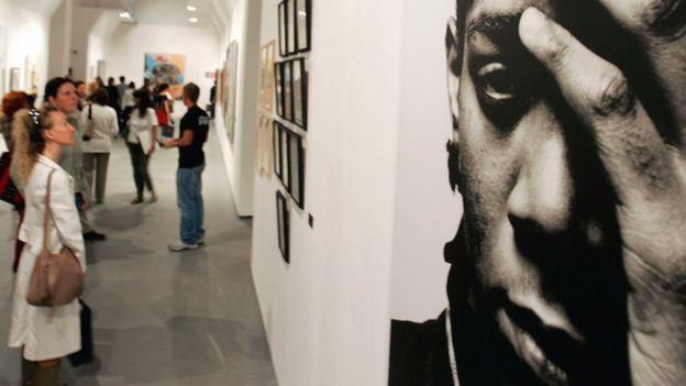 фото:GETTY IMAGES Image caption Портрет Баския стал экспонатом выставки в Милане в 2006 году