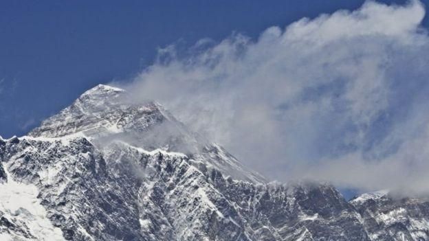 фото: AFP За выходные на Эвересте погибли трое альпинистов