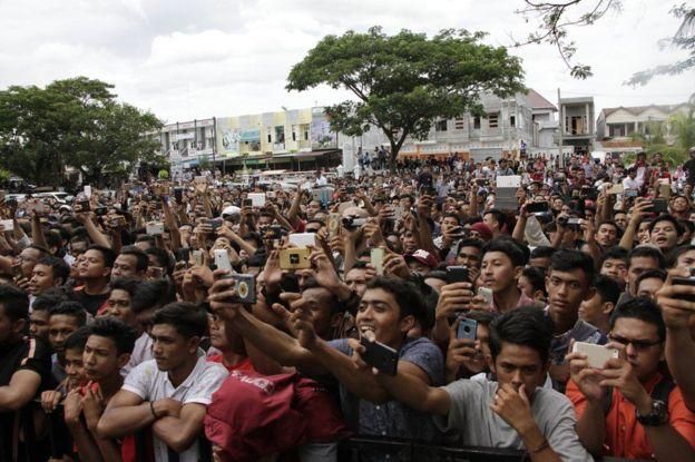 фото: JUNAIDI Наблюдать за поркой в столице исламской провинции пришло много зрителей