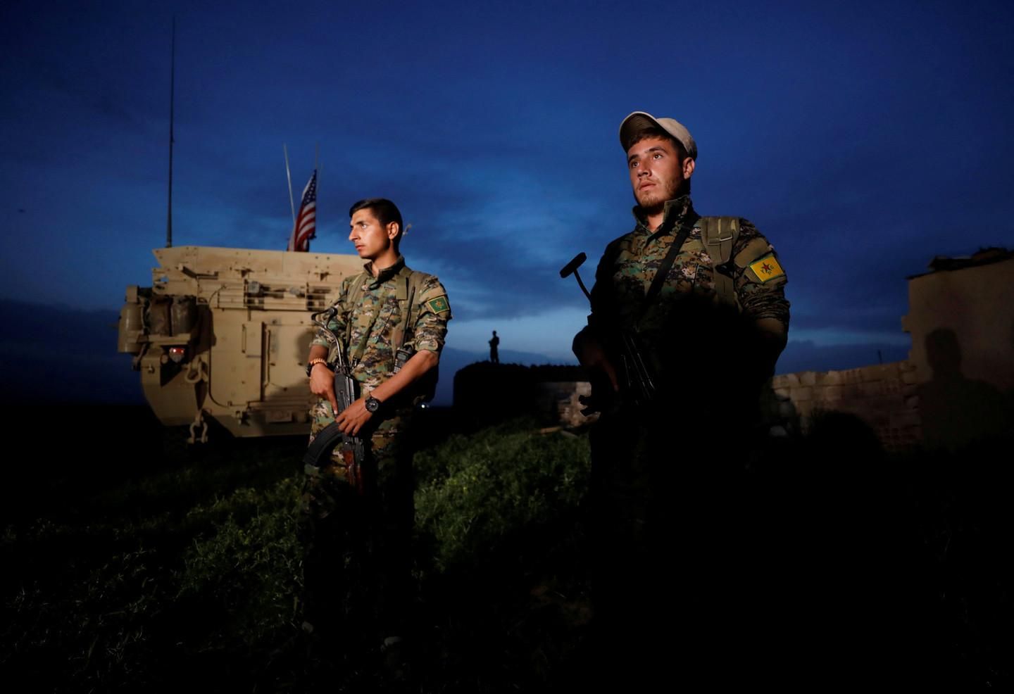 Курдские боевики рядом с американской военной машиной. Фото: © REUTERS/Rodi Said