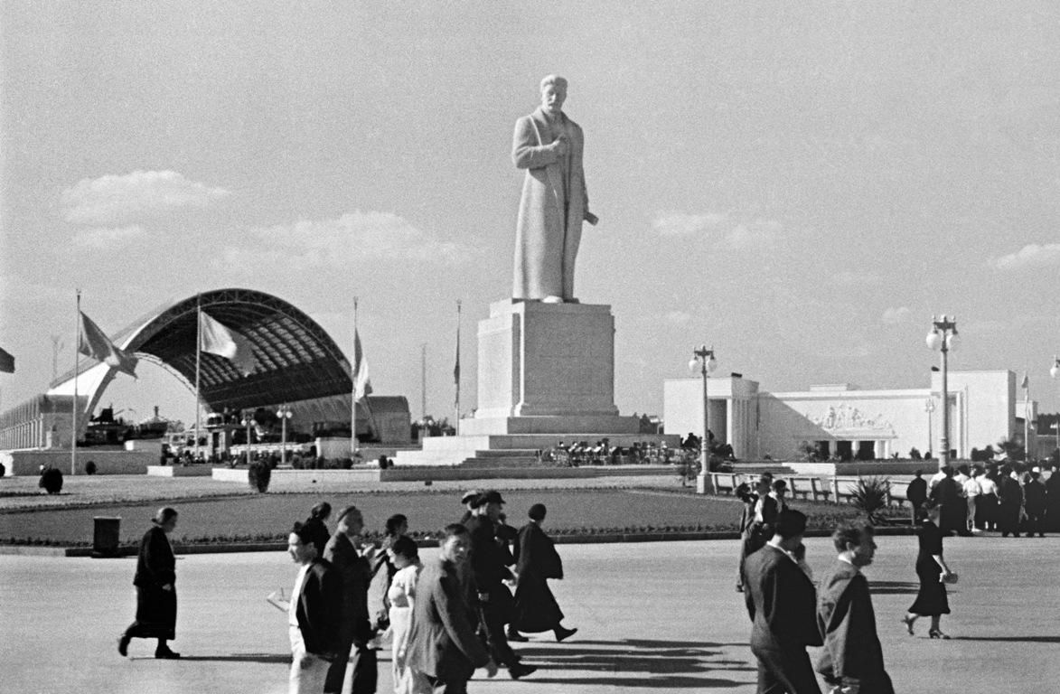 Скульптура И.В. Сталина на площади Механизации ВСХВ. 1939 год. Фото: РИА Новости / Анатолий Гаранин