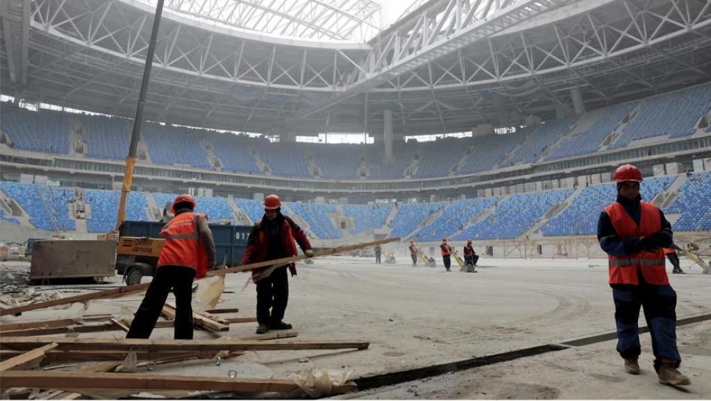 Строители на стадионе в Санкт-Петербурге фото: Pawel Kopczynski/Reuters