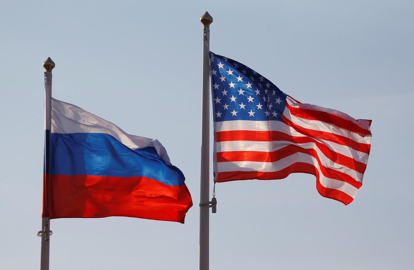 Флаги России и США. Фото: © REUTERS/Maxim Shemetov
