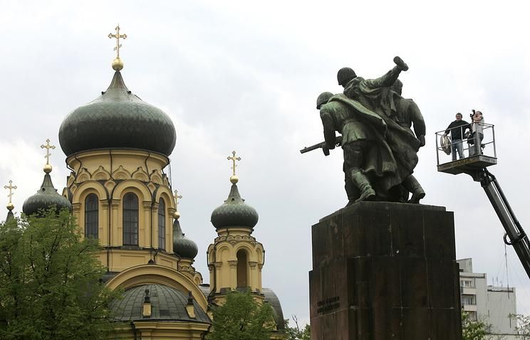 Памятник Красной армии в Варшаве © REUTERS/Katarina Stoltz