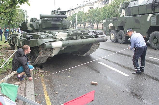 © SPUTNIK / ВИКТОР ТОЛОЧКО По счастливой случайности никто не пострадал в ДТП с танком