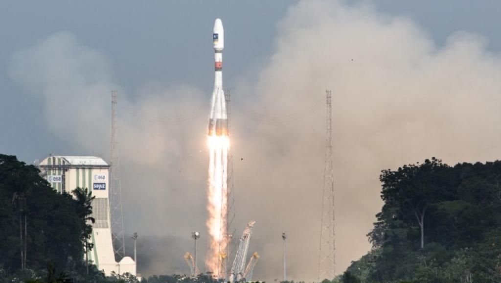 В октябре 2016 госкорпорацияРоскосмос угрожал приостановить поставки ракет-носителей "Союз", которые регулярно запускаются с французского космодрома Куру (на фото) Jody AMIET / AFP
