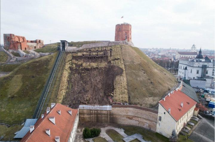 Урвил Патель после операции и его удалённый зуб. Фото: ©Mirror