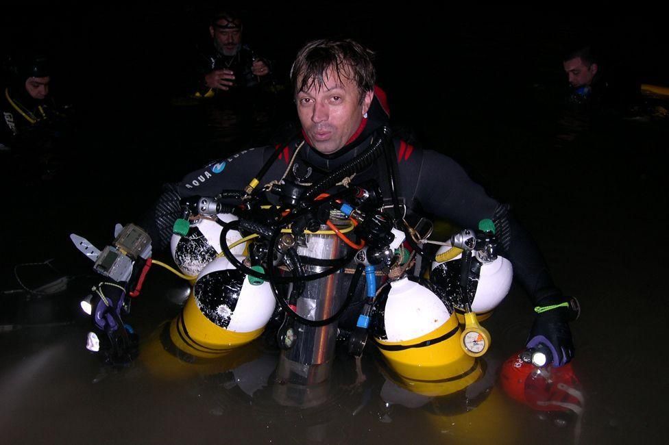 PERE GRAMUNDI Image caption Франсиско Грасиа держит четыре кислородных баллона - каждого из них хаватает на час работы дайвера под водой
