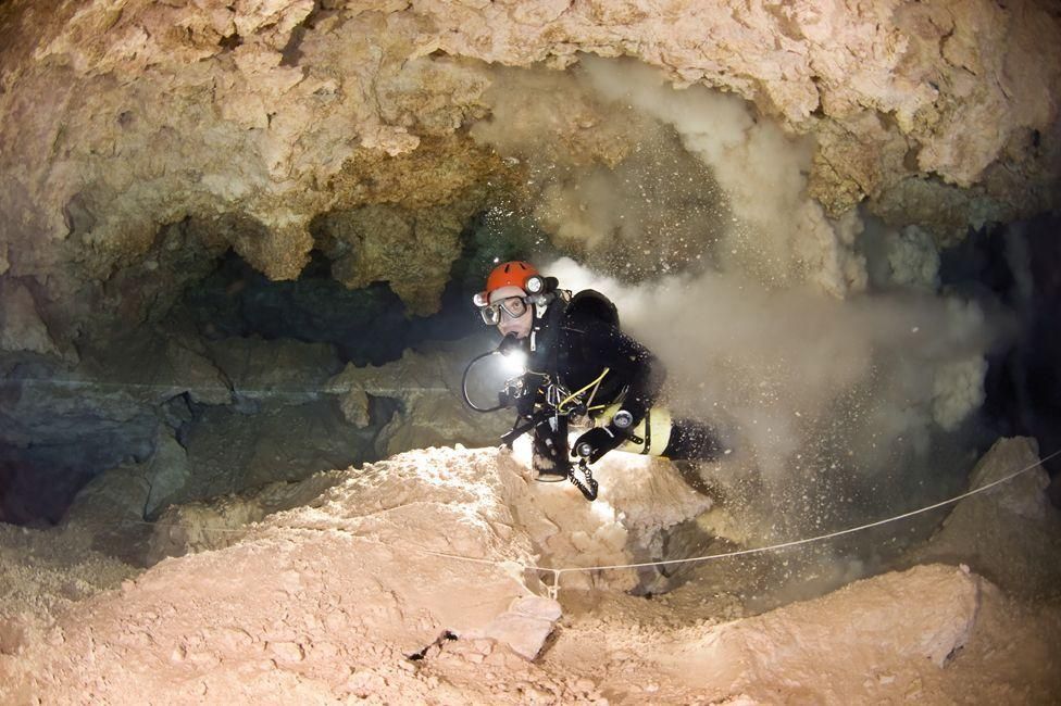 TONI CIRER Image caption В подводных пещерах Майорки очень легко "замутить воду"