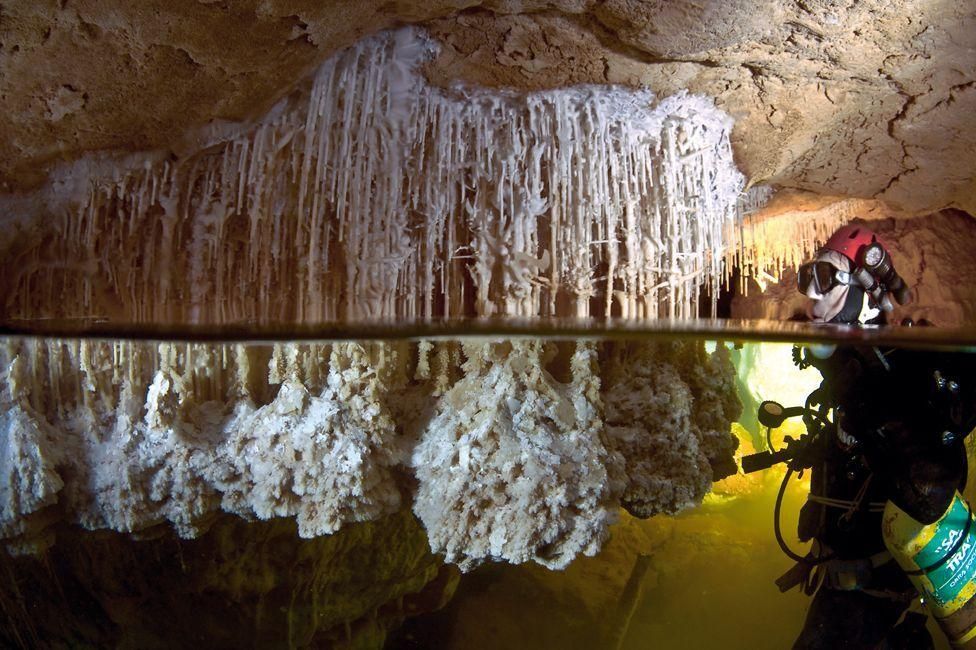 TONI CIRER Image caption Подводные пещеры в районе Майорки образовались более 60 тысяч лет назад - тогда поднялся уровень воды в океане, и наземные пещеры затопило
