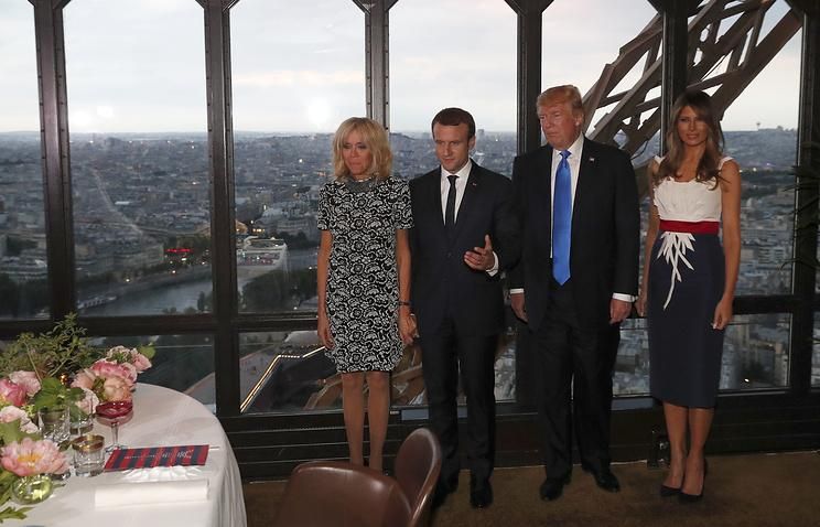 Бриджит Макрон, Эмманюэль Макрон, Дональд Трамп и Меланья Трамп в ресторане "Жюль Верн" © EPA/YVES HERMAN/POOL