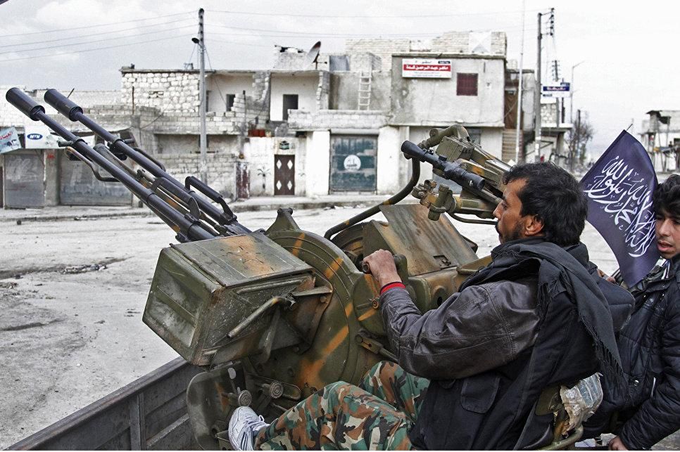 © AP Photo / Abdullah al-Yassin Бойцы Свободной сирийской армии в Алеппо, Сирия