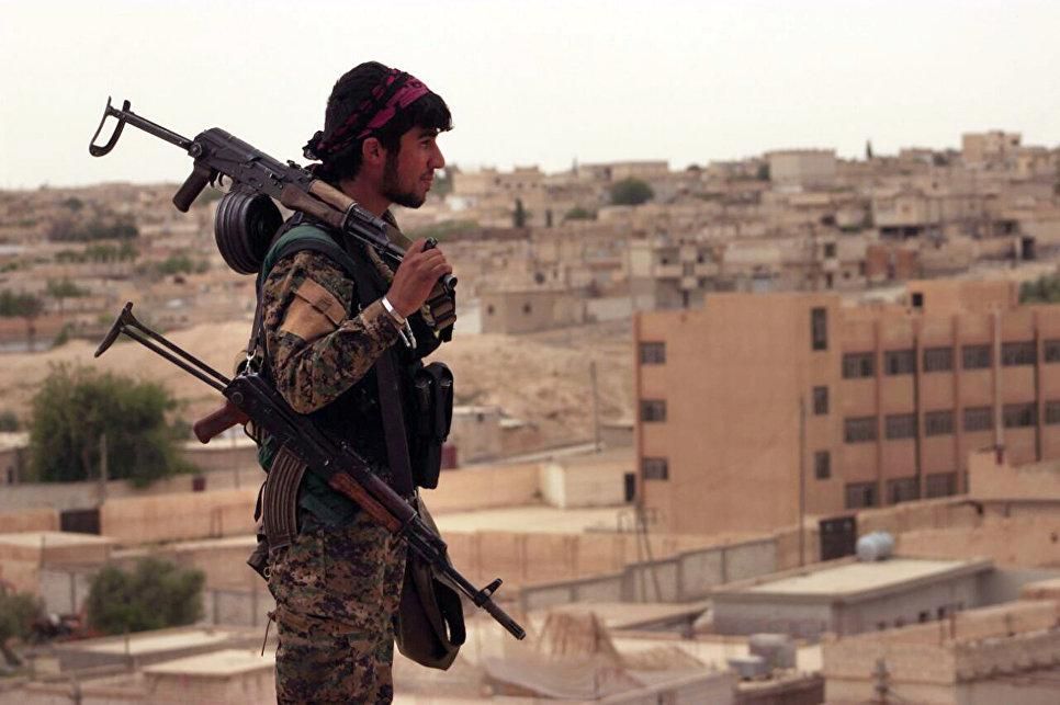 © AP Photo / Syrian Democratic Forces Член Сирийских демократических сил, состоящих из альянса курдских и арабских бойцов