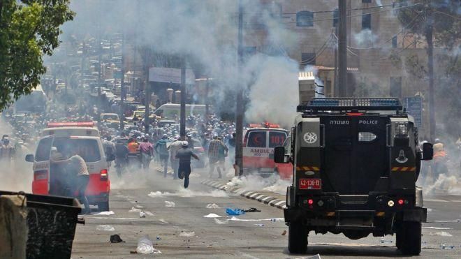 GETTY IMAGES Image caption Разгневанные ужесточением мер безопасности на Храмовой горе палестинцы устроили столкновения с израильской полицией