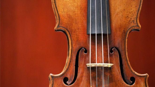 AFP Image caption Самая ценная скрипка в коллекции стоила почти $450 тысяч