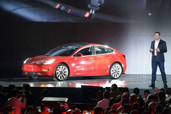 Andrej Sokolow / DPA / ТАСС Компания Tesla представила электромобиль Model 3 в Калифорнии, сообщает Reuters