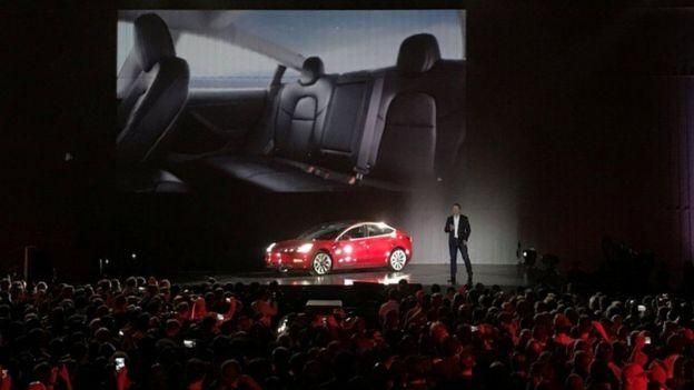 REUTERS Image caption Если Tesla действительно удастся продавать запланированное количество автомобилей, то по объему продаж в США компания обойдет BMW, Mercedes и Lexus
