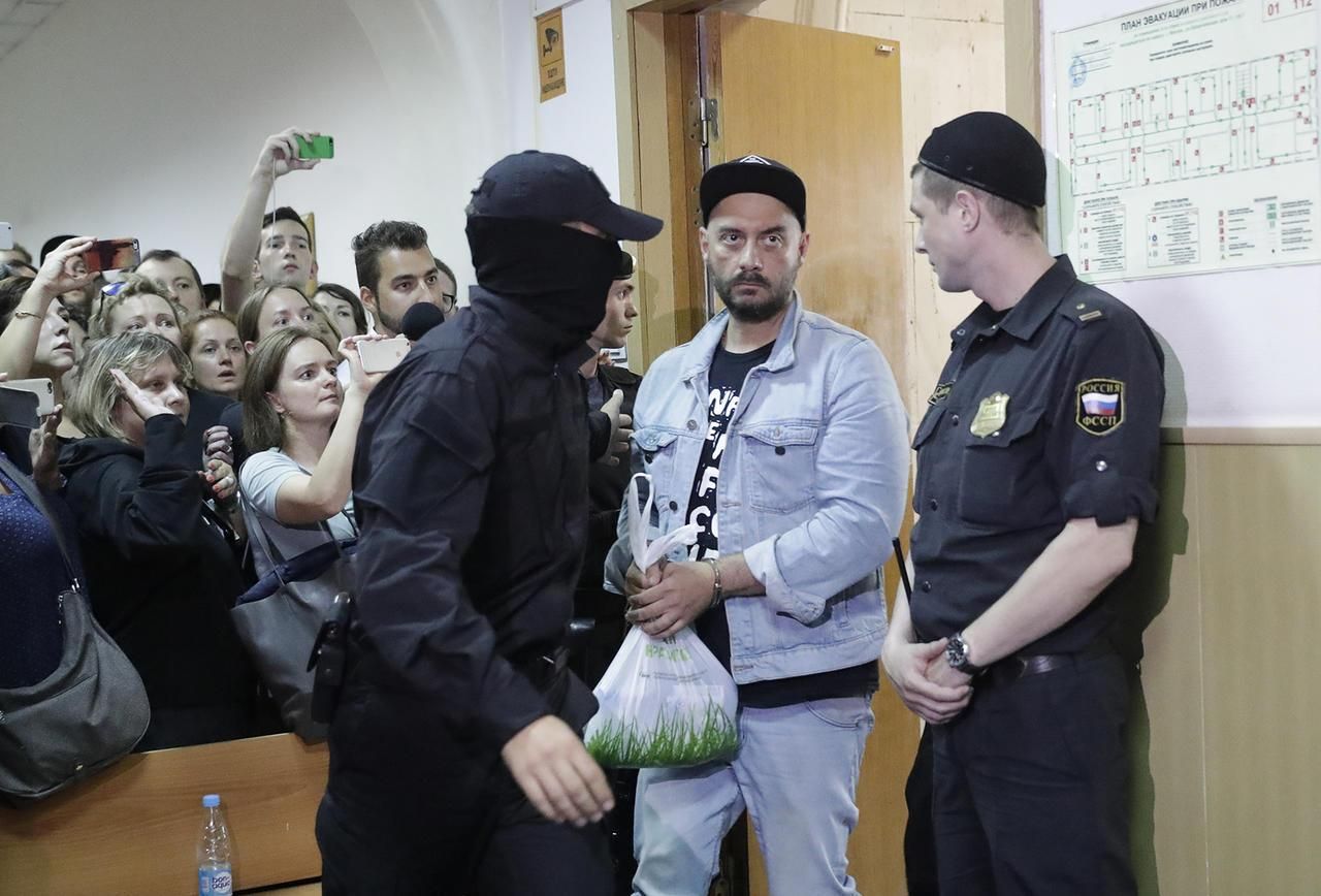 Серебренников заходит в зал заседаний Басманного суда фото: Meduza.io