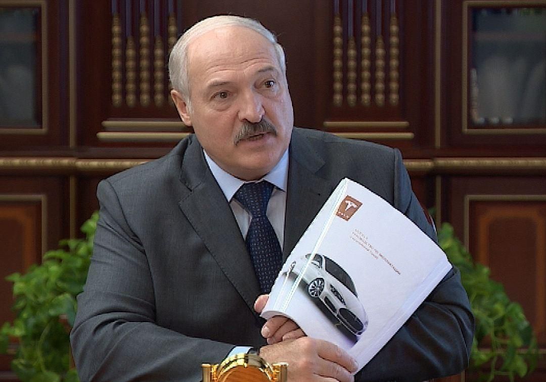 Александр Лукашенко чиновникам и ученым: Американцы создали суперавтомобиль. Молодцы! Tesla создала прекрасный автомобиль. Кадр пресс-службы президента.