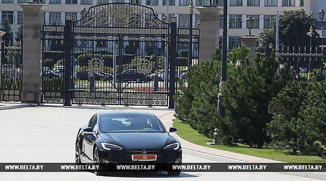 Американский электромобиль Tesla Model S у ворот Дворца Независимости. Фото: БелТА.