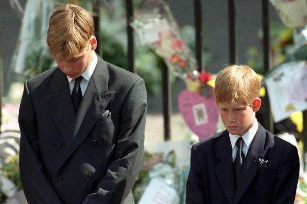 PA Image caption Принцам Уильяму и Гарри было всего 15 и 12 лет соответственно, когда они потеряли мать