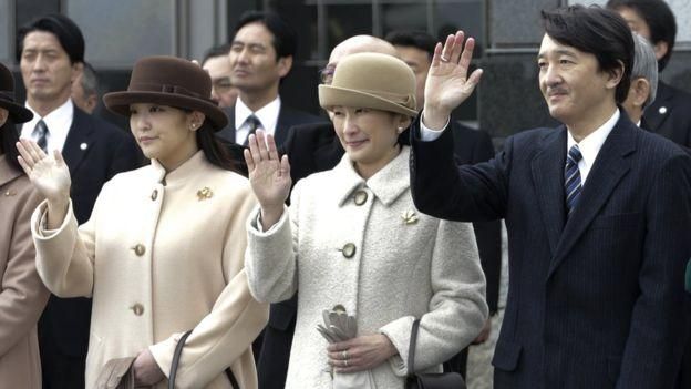EPA Image caption Принцесса Мако (слева) с родителями - принцессой и принцем Акисино
