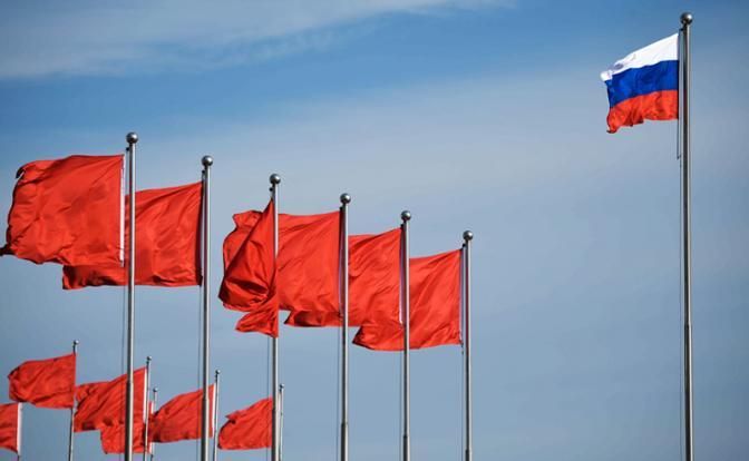 На фото: флаги Китайской Народной Республики и Российской Федерации (Фото: Алексей Никольский/пресс-служба президента РФ/ТАСС)