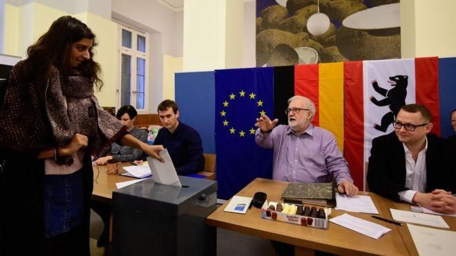 AFP Image caption Избирательные участки в Германии открылись в 8 утра, голосование продлится до 18.00