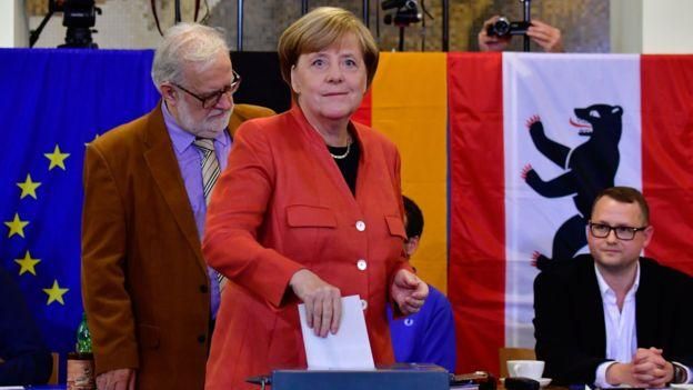 AFP Image caption Ожидается, что партия Ангелы Меркель получит большинство мест в новом составе бундестага