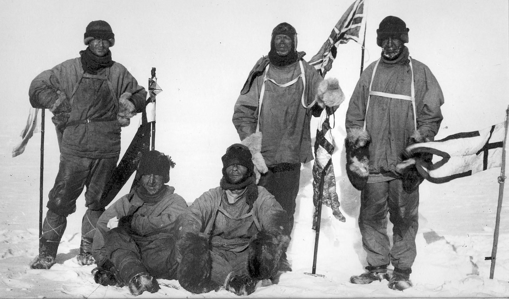 Команда Скотта на Южном Полюсе. Роберт Скотт — в центре © Wikimedia Commons