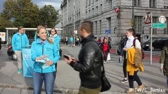 Волонтеры "команды Курца" раздают листовки перед выборами