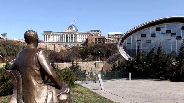 ТИМИРХАНОВА ТАТЬЯНА/TASS Image caption Президентский дворец в Тбилиси по-прежнему впечатляет, но центр власти в стране смещается к парламенту