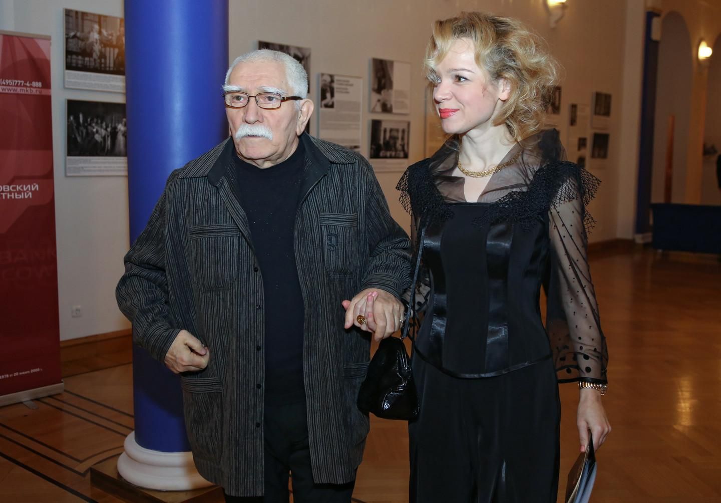 Актер Армен Джигарханян с супругой Виталиной. Фото © РИА Новости/Екатерина Чеснокова