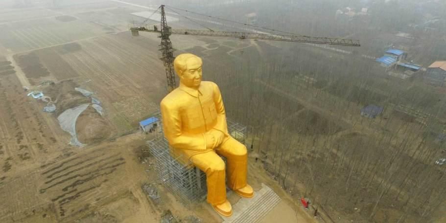 Установленная около двух лет назад в китайской провинции Хэнань 36-метровая позолоченная статуя председателя МАО может напомнить статуи фараонов периода мирового лидерства Древнего Египта