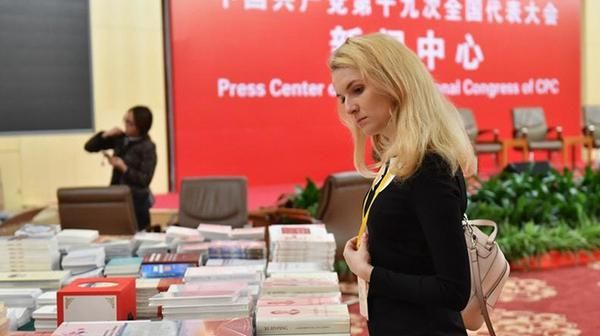 На фото: прилавок пресс-центра 19-го съезда КПК с бесплатными книгами и брошюрами привлекает множество журналистов.