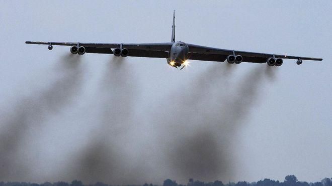 GETTY IMAGES Image caption Приказ о переводе B-52 в режим дежурства еще не поступил, но на авиабазе Барксдейл уже начали подготовку