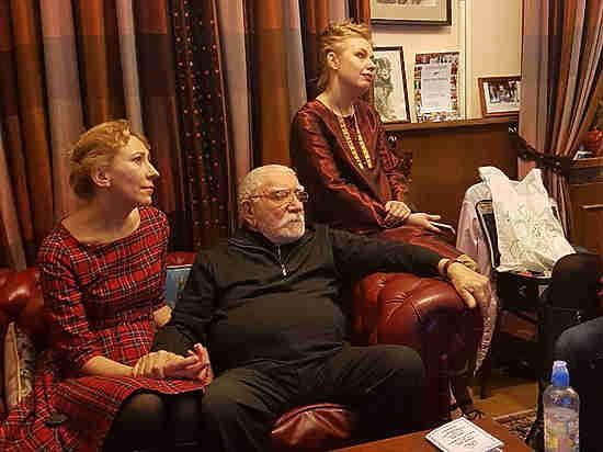фото:Марина Райкина Армен Борисович после спектакля встретился с артистами в своем кабинете, который временно стал ему домом.