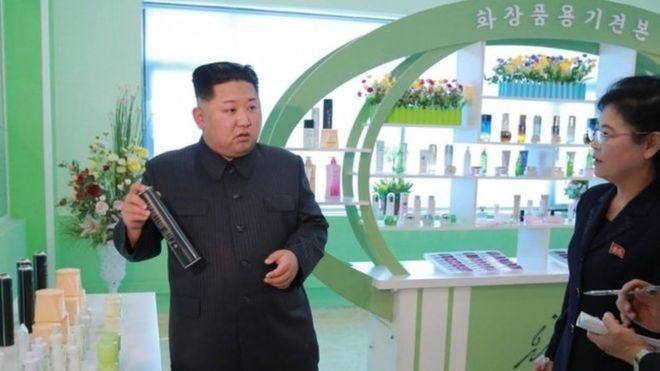 фото:REUTERS Image caption Ким Чен Ын проинспектировал косметику и лаки для волос
