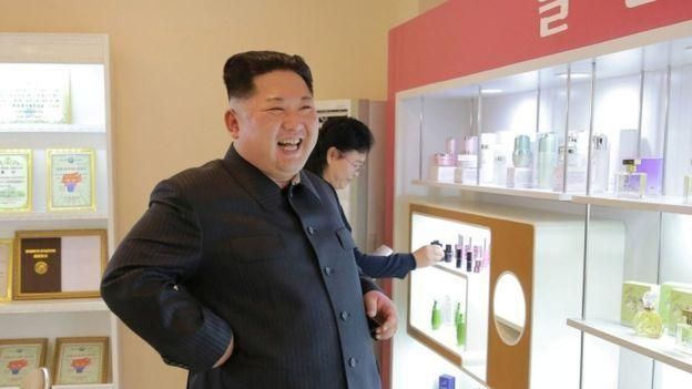REUTERS Image caption Как сообщает пресса КНДР, Ким Чен Ын остался доволен работой фабрики