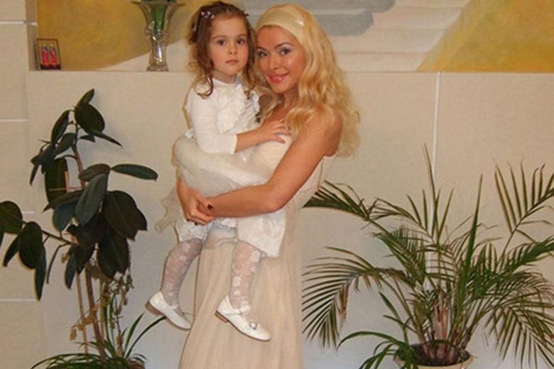 Алена Кравец со своей дочкой Даниэллой