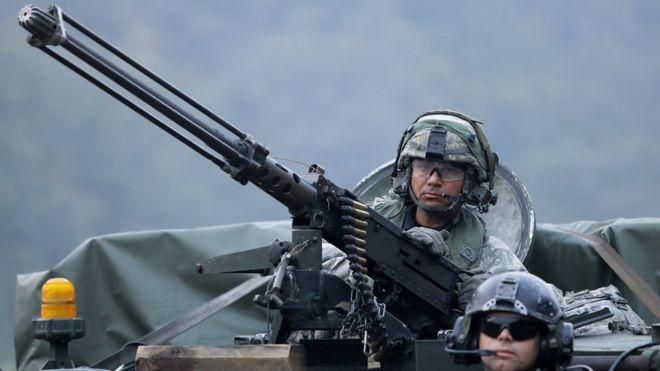 GETTY IMAGES Image caption США регулярно проводят совместные военные учения вместе с войсками Южной Кореи