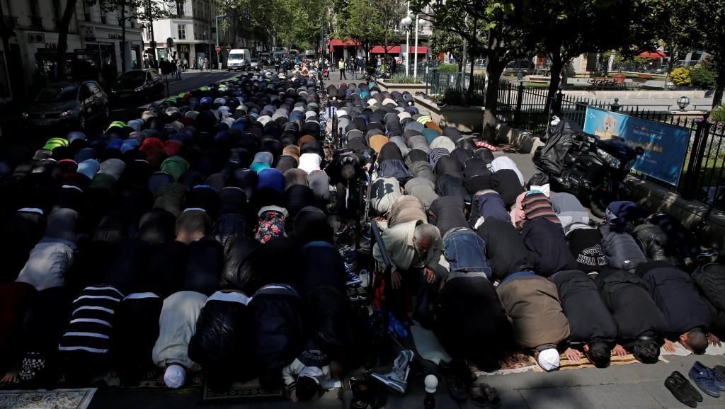 Клиши-ла-Гаренн. Вот уже девять месяцев мусульмане молятся на улице, перед зданием мэрии REUTERS/Benoit Tessier