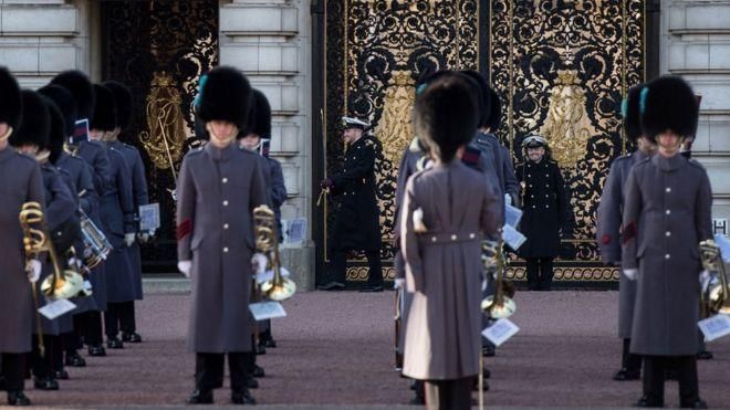 GETTY IMAGES Image caption Моряки приняли участие в смене караула у Букингемского дворца впервые за всю историю