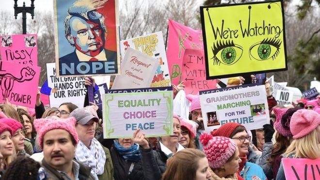 GETTY IMAGES Image caption Женский марш в Вашингтоне в январе подогрел интерес к феминизму