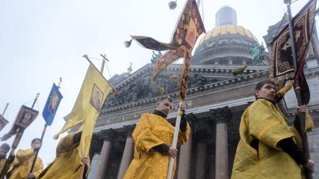 PIMENOV ROMAN / TASS Image caption Возле собора проводились акции как в поддержку, так и против его передачи РПЦ