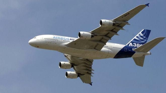 Аэробус А380 - двухпалубный широкофюзеляжный реактивный самолет с четырьмя двигателями. Он способен вместить до 853 пассажиров