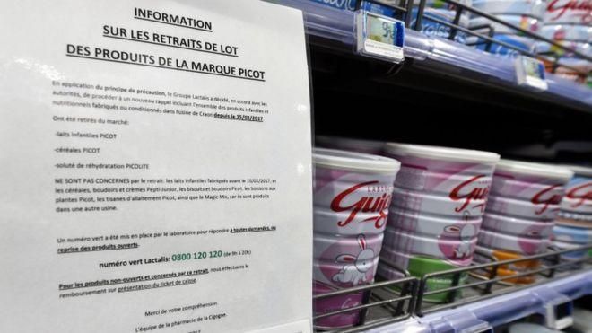AFP Image caption Lactalis распорядилась об отзыве продукции еще в декабре, и французским ритейлерам угрожали судебными исками, если они будут продавать продукцию компании