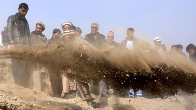 EPA Image caption Похороны погибших 27 января: в центре Кабула смертник взорвал машину скорой помощи. По меньшей мере 95 человек погибли и более 150 получили ранения.