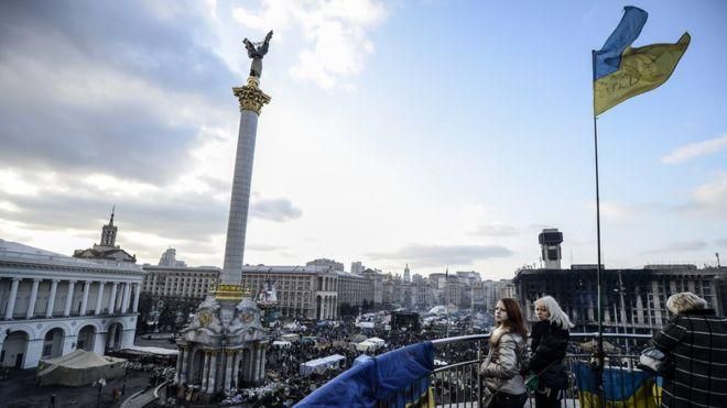 GETTY IMAGES Image caption Экономика Украины до сих пор восстанавливается после разрушительных событий 2014 года