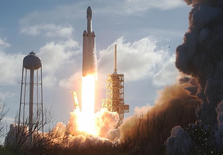 Запуск ракеты-носителя Falcon Heavy © Joe Raedle/Getty Images